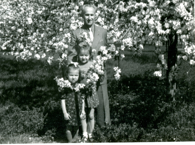 Mein lettischer Grossvater Janis Dzelme und unsere Tanten Inese und Dzidra in der Zeit als Flüchtlinge in Stuttgart, vor der Überfahrt 1949 nach Australien.