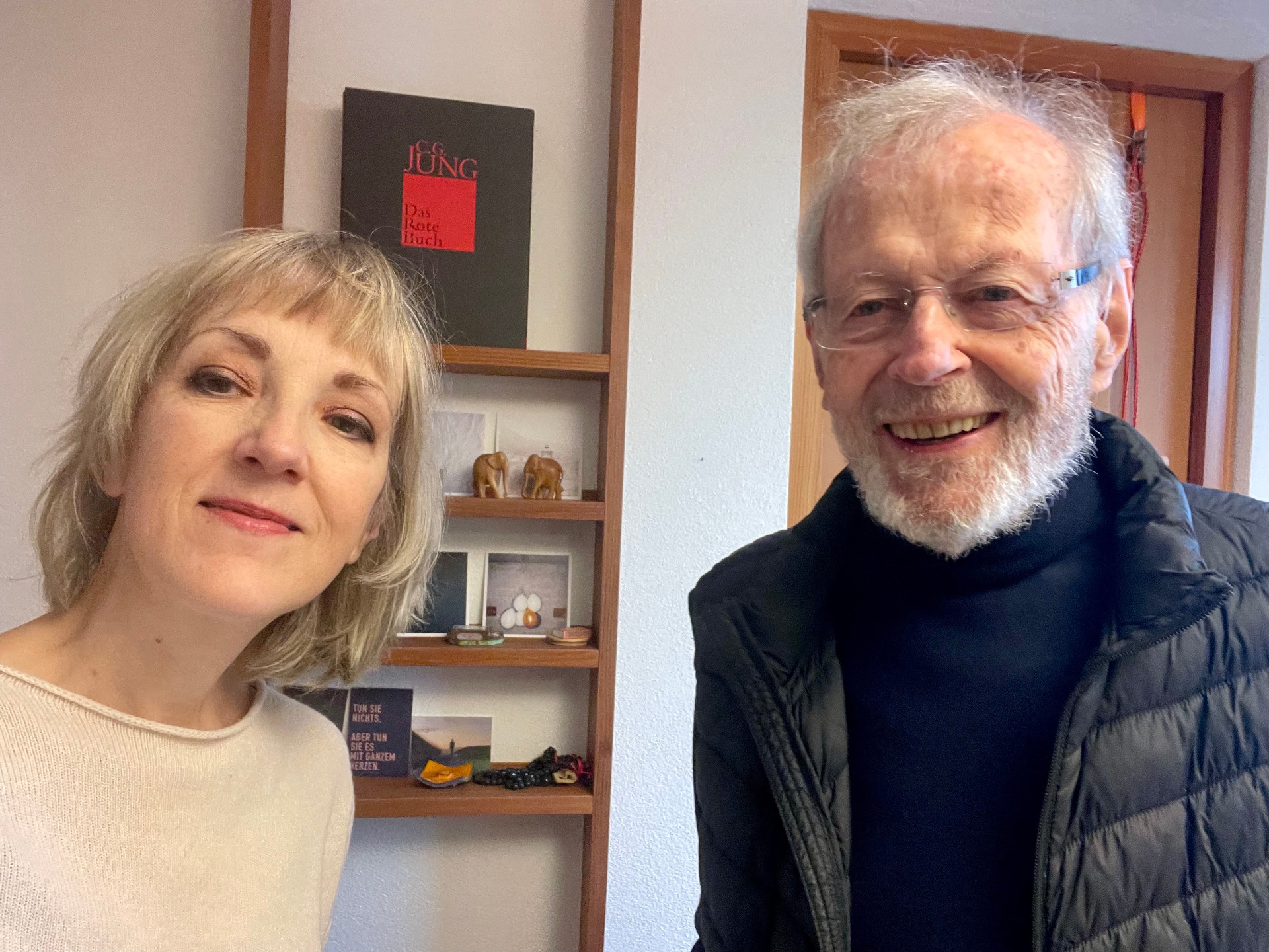 Mit Niklaus 2025 in seinem Studierzimmer im Lassalle-Haus; im Hintergrund C.G. Jungs «Rotes Buch»